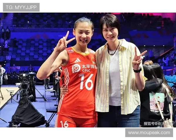 赵蕊蕊王奥芊暖心相拥！女排传承泪目，17 岁新星 19 扣 14 中创纪录